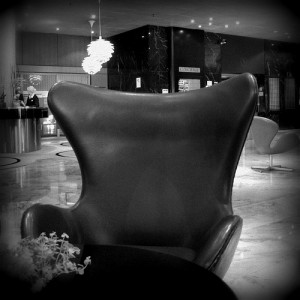 La Egg chair in una foto storica collocata nella hall del Royal SAS Hotel di Copenaghen.