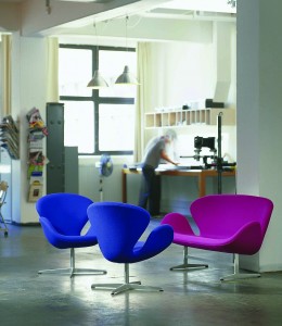 I due modelli 3321 3320 ossia la Swan chair e Swan sofà disegnati da Arne Jacobsen del 1957.