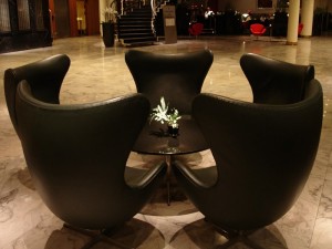 Versione in pelle della poltrona di Arne Jacobsen posta ad oggi nella hall del Radisson Royal SAS Copenhagen.