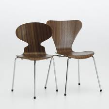 Ant Chair e Serie 7 le due sedie impilabili progettate negli anni Cinquanta da Jacobsen e prodotte dalla ditta danese Fritz Hansen.