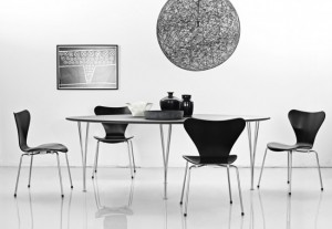 Ambientazione della sedia Serie 7 in un living room.