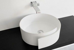 La forma simpatica e sinuosa del lavabo disegnato dallo studio Nendo Design (Flaminia).