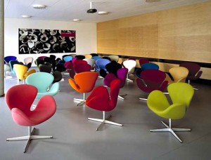 Swan chair prodotta da Republic of Fritz Hansen e distribuita in Italia da MC Selvini è presente con una vasta gamma di colori e finiture.