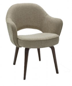 Sedia nella versione con i braccioli e le gambe in legno. (Knoll)