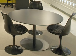 Dinning table e Tulip chair in versione black (Knoll International).