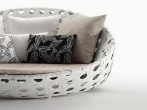 Il divano dall'alto schienale della collezione Canasta. (B&B) 