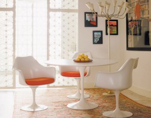 Un interno dal sapore vintage con la Tulip arm  chair e il tavolo da pranzo della serie piedistallo (Knoll International)