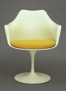 Tulip arm chair, la versione poltroncina con braccioli nota anche come modello n. 150 (Knoll International).