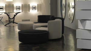 Illuminazione d'accento che valorizza il living room.