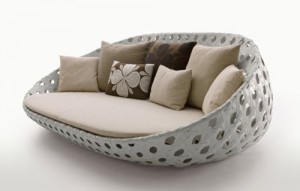 Il divano per esterni disegnato da Patricia Urquiola per la collezione Canasta di B&B.