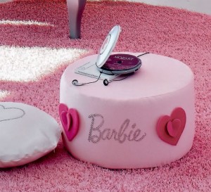 Il pouf della cameretta barbie Romantic uno degli accessori.