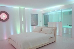 Una stanza da letto con illuminazione a led.