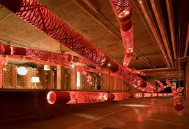 L'opera di  Vicente Garcia Jimenez  installazione dove  lunghe composizioni tubolari come lunghi fili presentata al Designers’ Saturday.