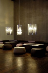Nei locali pubblici spesso e utilizzata la l'illuminazione d'accento risolta in queste esempio da lampade a sospensione.