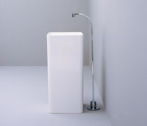 Lavabo Monowash di Giulio Cappellini per Flaminia disegnato nel 2005. Proposta con rubinetto da terra.