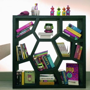 Opus Shelving. Versione black adatto in una camera per ragazzi così come in soggiorno.