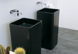 Lavabo Monowash di Giulio Cappellini per Flaminia versione nera con rubinetto a parete. (Flaminia)