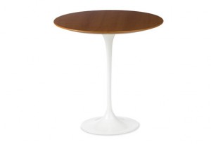 Side table letteralmente tavolino laterale: un'altra proposta della collezione piedistallo con ripiano circolare. 