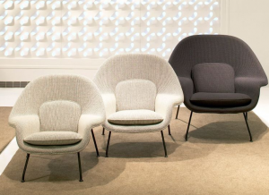 La Womb chair di  Eero Saarinen. Knoll propone una vasta gamma di tessuti Kvadrat.