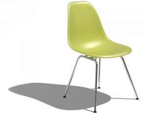 La Plastic Side Chair versione con 4 gambe in alluminio.