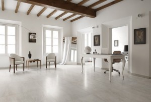 Soluzione Travertino Bianco. Alcuni prodotti ceramici riproducono fedelmente tutta la naturalezza del marmo e creano ambienti  personalizzati. 