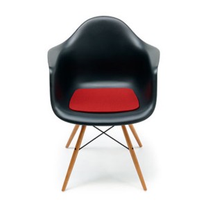 Eames-Plastic-Armchair versione nota come DAW- dowel legs base.  