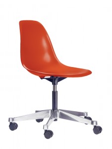 La PSCC versione sedia girevole per ufficio della  Plastic Side Chair.