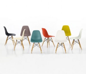 Vari colori della Eames plastic side chair - dowel leg.
