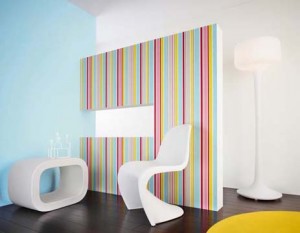 Carta da parati multicolor sullo stile di quelle degli anni Settanta.