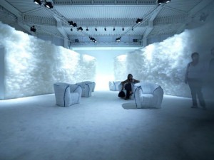 Tokujin crea un posto di un tutto-bianco,-come l'ambiente cloud per la mostra della sua nuova Panna Chair. Questa sedia è stata creata utilizzando materiali già esistenti, ma in un modo nuovo. 