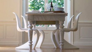 Una soluzione elegante per la Panton Chair bianca dal sapore design in questo abbinamento con un tavolo classico.