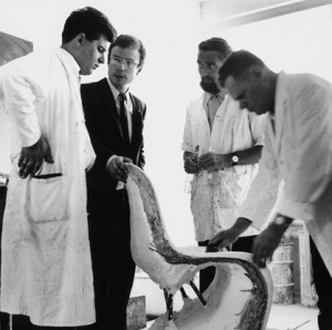 Verner Panton con i suoi colleghi al lavoro sul prototipo della Panton. Dal 1963 Panton eseguì una decina di prototipi in vetroresina lavorata a mano ma ci vorranno quasi dieci anni per arrivare ad un prodotto completo e che riesce a resistere al peso ed all'usura portando alla realizzazione dei primi 150 pezzi.