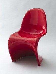 Confronto tra la sedia prototipo e la versione finale della Panton Chair in collezione al MoMA di New York.