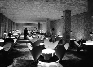 Interni sala del ristorante Astoria progettati da Verner Pantom.