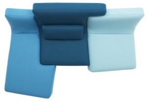 Incastri modulari delle postazioni singole del sofà che portano ad una unica seduta. (Ligne Roset)