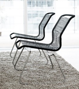 Uno dei primi prodotti del designer Verner Panton. La sedia Tivoli: seduta e schienale formano una sola unità, con telaio base separato in tondino di acciaio piegato. ponti verticale collegare la seduta / schienale con telaio di base.    
