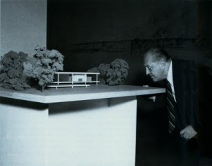 Mies van der Rohe davanti al plastico per casa Farnsworth.