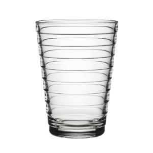 I bicchieri Aino Aalto di Iittala sono realizzati in vetro spesso di alta qualità.l loro design ambizioso, ispirato dai cerchi formati da un sasso gettato in acqua, ha vinto il primo premio alla Triennale di Milano nel 1936.