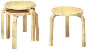 Lo sgabello Stool 60 (Artek).