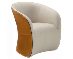 Poltroncina Calla raffinata nella versione con scocca rivestita in cuoio naturale. (Zanotta)