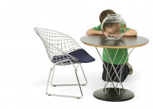 La sedia di Harry Bertoia la sedia Diamond per bambini e il tavolino di Noguchi.