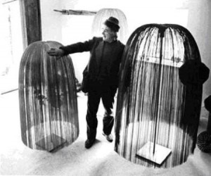 Harry Bertoia nel 1968 con alcune sue sculture.