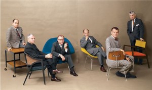 Foto di gruppo tra architetti e designer collaboratori con Knoll tra gli altri oltre a Bertoia, compaiono Charles Eames e Saarinen.