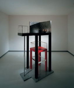 Mobile in legno laccato, acciaio cromato e granito (1987). Blum Helman Gallery New York.  