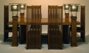 Frank Lloyd Wright, Dining Table and six Chairs, 1908-10, Designed for the Frederick C. Robie Residence, Chicago, (fonte:http://arttattler.com/ ) Frank Lloyd Wright, Dining Table and six Chairs, 1908-10, Designed for the Frederick C. Robie Residence, Chicago, (fonte:http://arttattler.com/ )