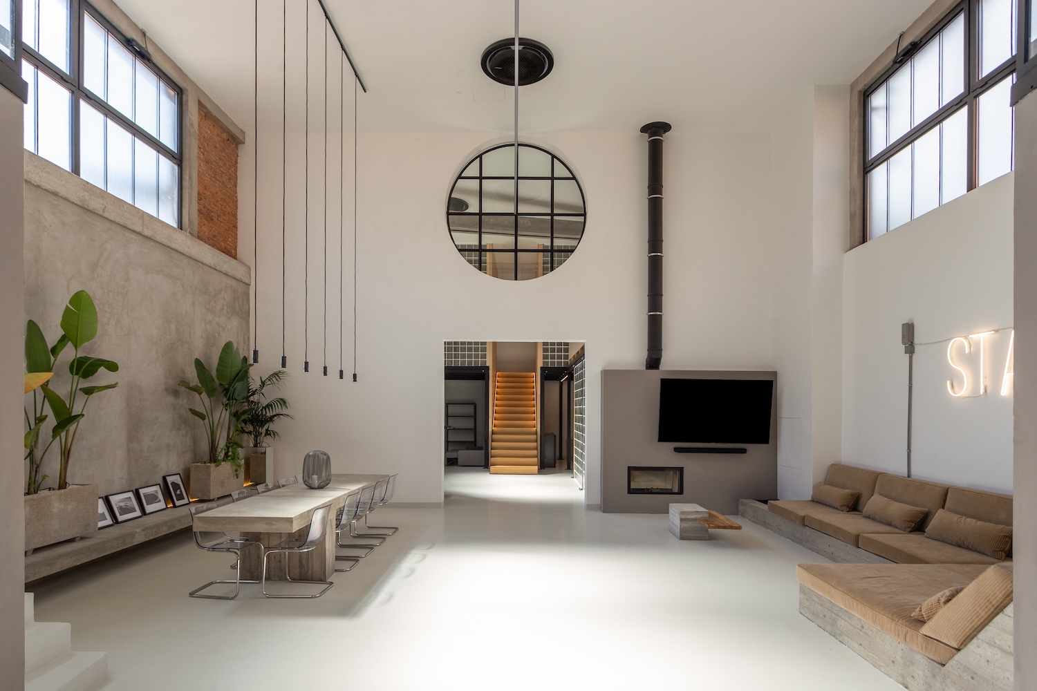 Una casa brutalista in Versilia tra cemento, vetrocemento e Tubone di Antrax IT