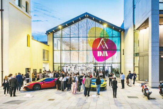 ADI Design Museum di Milano, facciata illuminata durante la presentazione di ADI Design Index 2026