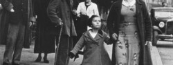 Robert Capa, donna e bambino corrono verso un rifugio dopo un allarme aereo, Bilbao 1937