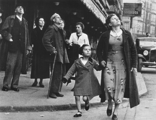 Robert Capa, donna e bambino corrono verso un rifugio dopo un allarme aereo, Bilbao 1937