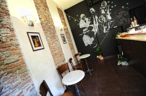 Il bel disegno su uno dei muri del Caffè La Roccia